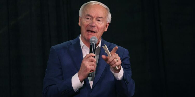 Hutchinson Backs Haley Ahead Of New Hampshire Primary