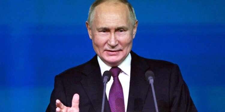 Tucker Carlson Presses Vladimir Putin To Release U.S. Journalist From Custody