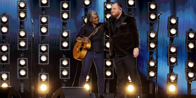 WATCH: Tracy Chapman’s Unforgettable Grammys Performance Singing ‘Fast Car’ With Luke Combs