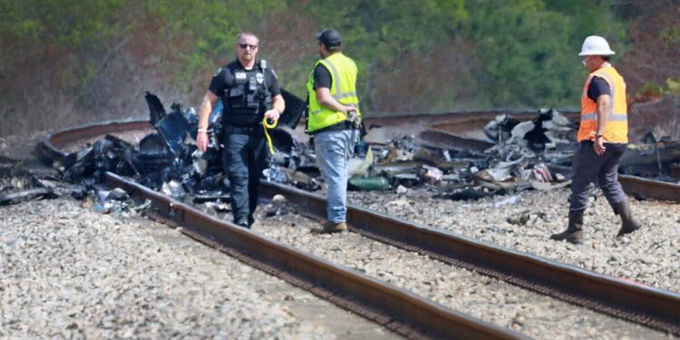 Small Plane Crashes On Busy Florida Road, Killing All Three On Board